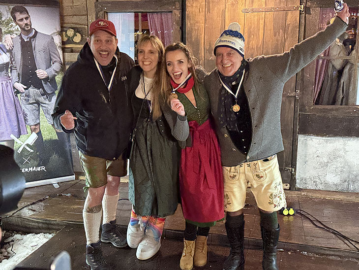 Schauspieler Michel Guillaume,  Nina Munz, Schauspielerin Deborah Müller, Angermaier Chef Dr. Axel Munz bei der Angermaier Eisstock-WM in Tracht am Park Cafe (©Foto: Martin Schmitz)